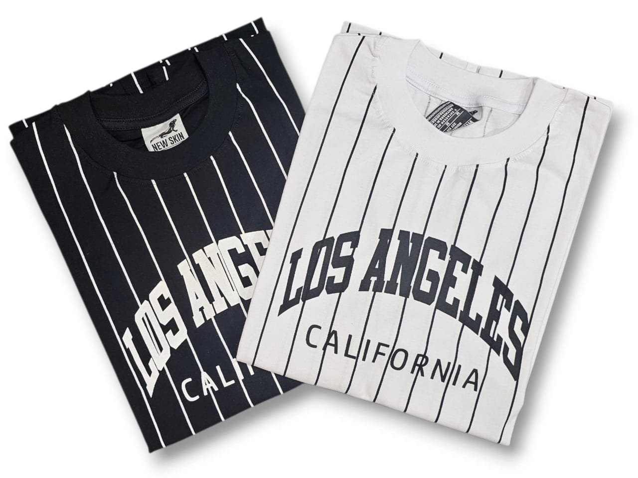 bcb4193e-e7cf-4932-a3d7-be9fe8af564e REMERA RAYADA RELAXED FIT "LOS ANGELES" - Imagen 1